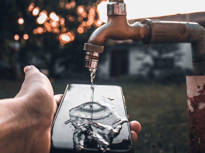 pexels-photo-4346898-4346898 What to Do When Your Phone Gets Wet?